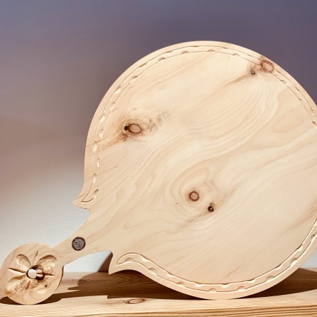 Tagliere di pino cembro nordico (47 cm / decorazione intagliata a mano)